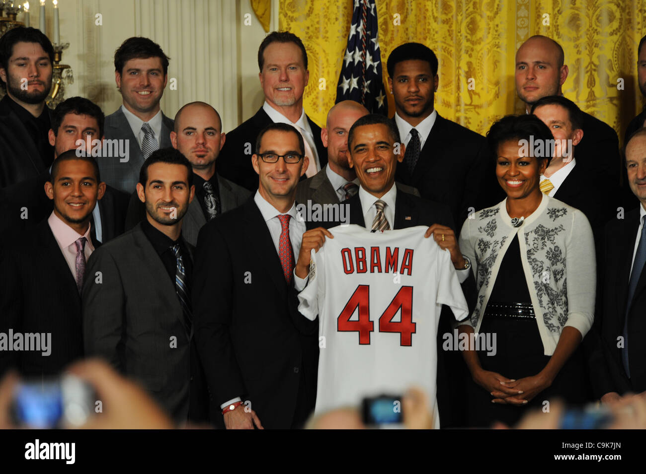 Gen 17, 2012 - Washington, Distretto di Columbia, Stati Uniti - 1/16/12- La Casa Bianca - Washington DC.. Il presidente Barack Obama e la First Lady Michelle accoglie favorevolmente il mondo 2011 serie campione St. Louis Cardinals alla Casa Bianca per congratularmi con loro per la loro vittoria. Il Obamas sono presentati con il team jerse Foto Stock