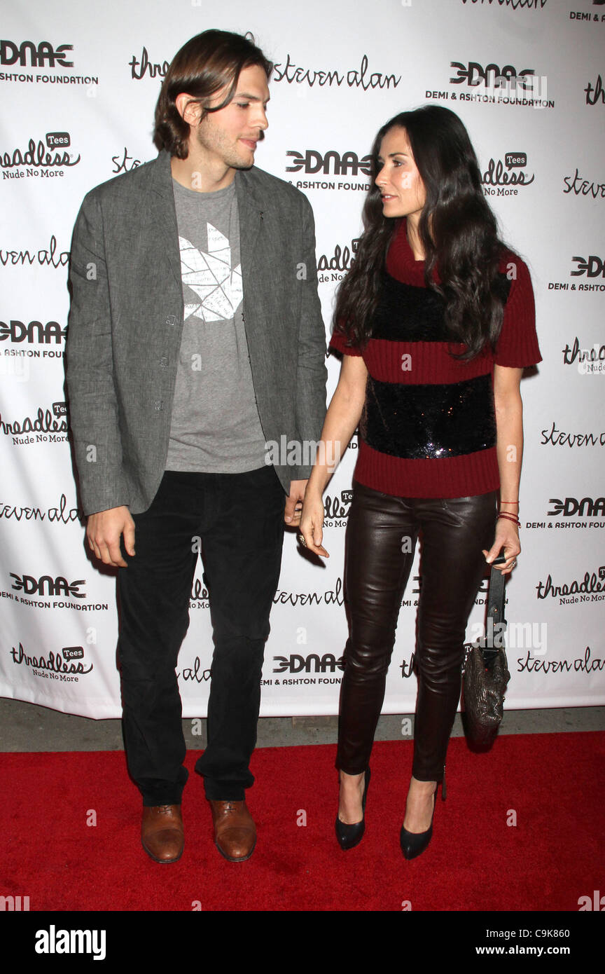 Aprile 14, 2011 - New York, NY, STATI UNITI - Ashton Kutcher con Demi Moore a i veri uomini non comprano le ragazze' Launch Party. (Credito Immagine: © Dan Herrick/ZUMAPRESS.com) Foto Stock