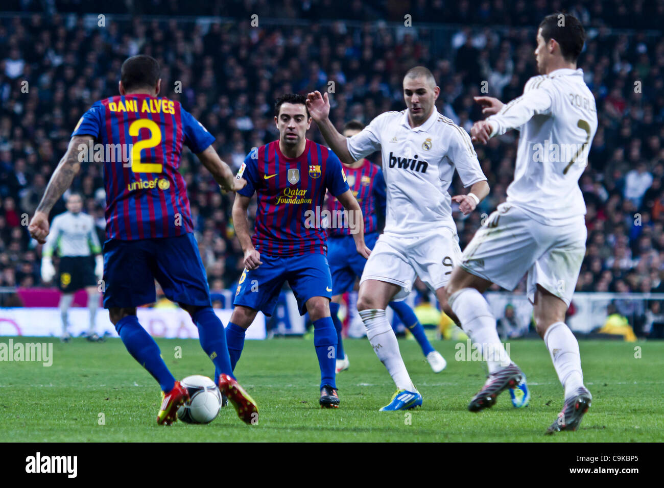 18/01/2011 - MADRID, Spagna // COPA DEL REY CALCIO - Real Madrid vs  Barcellona - 1/4 finals - Santiago Bernabeu ------------- diversi giocatori  di entrambe le squadre alla ricerca dopo la palla nel campo centrale Foto  stock - Alamy