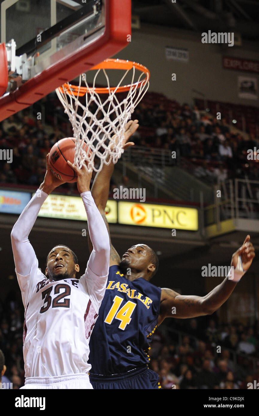 Gen 18, 2012 - Philadelphia, Pennsylvania, Stati Uniti - Tempio di gufi avanti Rahlir Hollis-Jefferson (32) con palla ha custodito da La Salle esploratori avanti/center Devon bianco (14). In un gioco che viene giocato al Liacouras Center di Philadelphia, Pennsylvania. Tempio sconfitto La Salle a da un punteggio di 7 Foto Stock