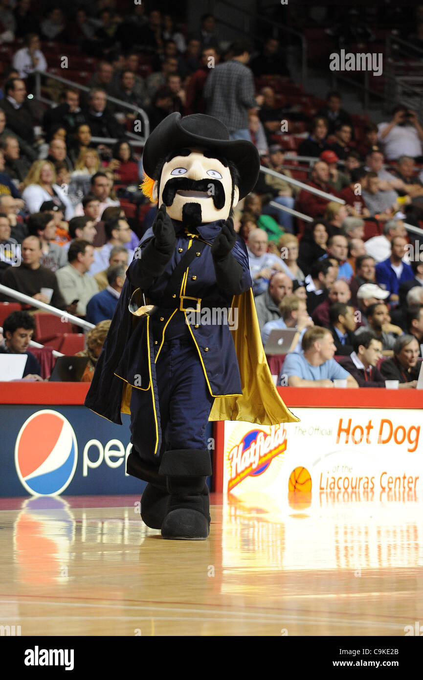 Gen 18, 2012 - Philadelphia, Pennsylvania, STATI UNITI - La Salle mascotte esploratori durante un time out. In un gioco che viene giocato al Liacouras Center di Philadelphia, Pennsylvania. Tempio sconfitto La Salle a da parte di un cliente di 76-70. (Credito Immagine: © Mike McAtee/Southcreek/ZUMAPRESS.com) Foto Stock