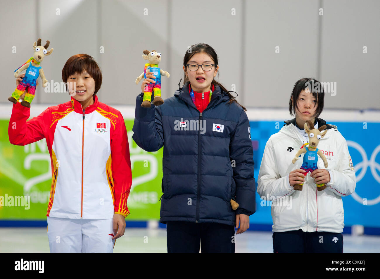 Gen 18, 2012 - Innsbruck, Austria - da sinistra a destra Xu Aili dalla Cina, spessorare Suk Hee dalla Corea e da Kikuchi Sumire dal Giappone durante la cerimonia di premiazione dopo la donna 1000m short track pattinaggio di velocità degli eventi al Winter Olimpiadi della gioventù (YOG) 2012. (Credito Immagine: © Marcello Farina/Southcreek/ZUMAPR Foto Stock