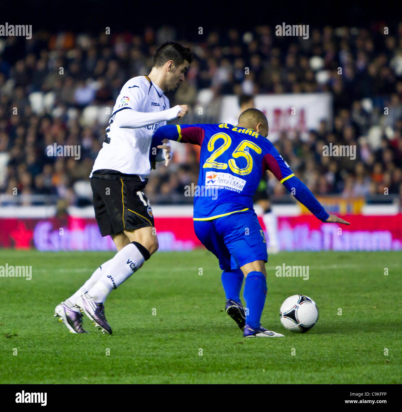 19/01/2011 - VALENCIA, Spagna // COPA DEL REY CALCIO - Valencia CF vs Levante UD. - 1/4 finals - Estadio Mestalla ----------- Victor Ruiz da Valencia CF difendere El Zhar da Levante UD Foto Stock