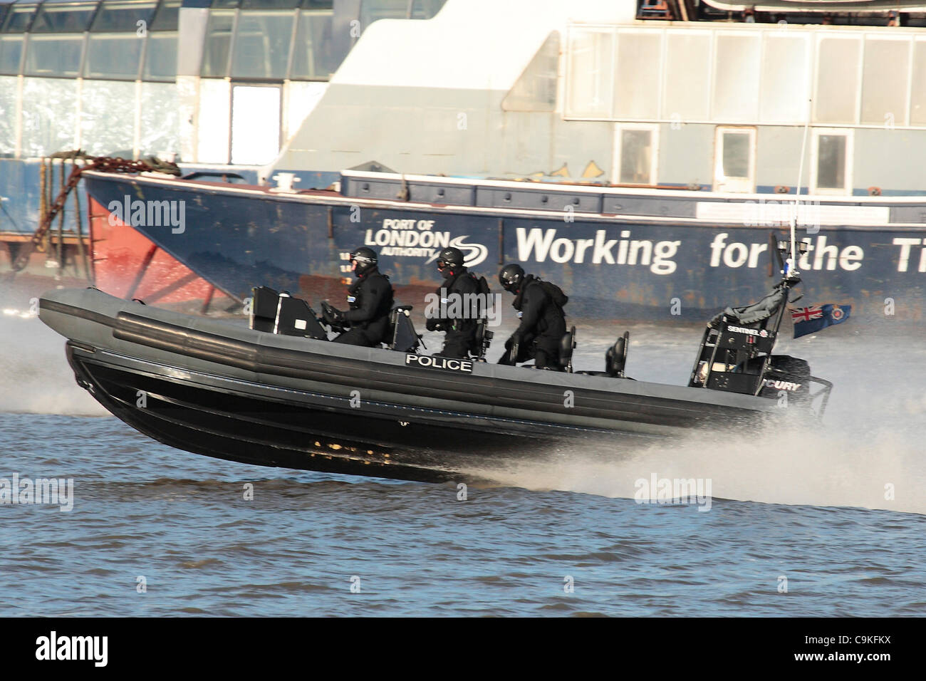 Londra, Regno Unito. Xix gen, 2012. Sicurezza olimpica di esercitare forze di polizia unità marine velocità lungo il Tamigi Foto Stock