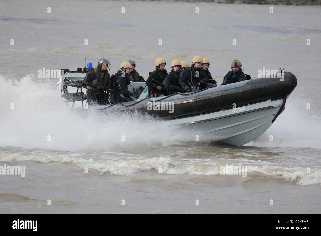 Londra, Regno Unito. Xix gen, 2012. Royal Marines boarding party prendere parte in sicurezza olimpica esercizio sul Fiume Tamigi Foto Stock