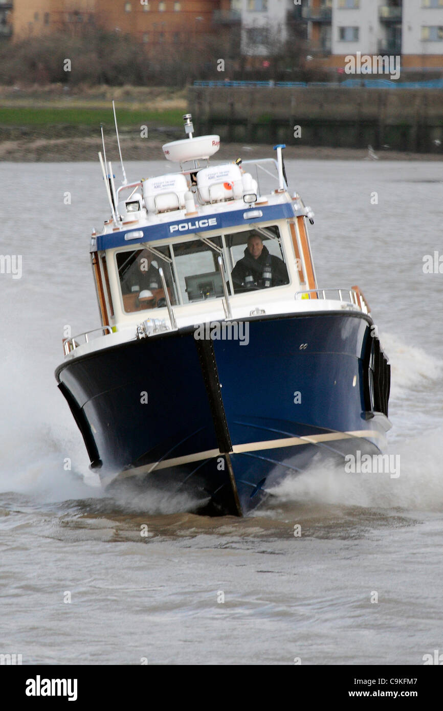 Londra, Regno Unito. Xix gen, 2012. La Metropolitan Police, Marine unità di polizia, in velocità sul fiume Tamigi Foto Stock