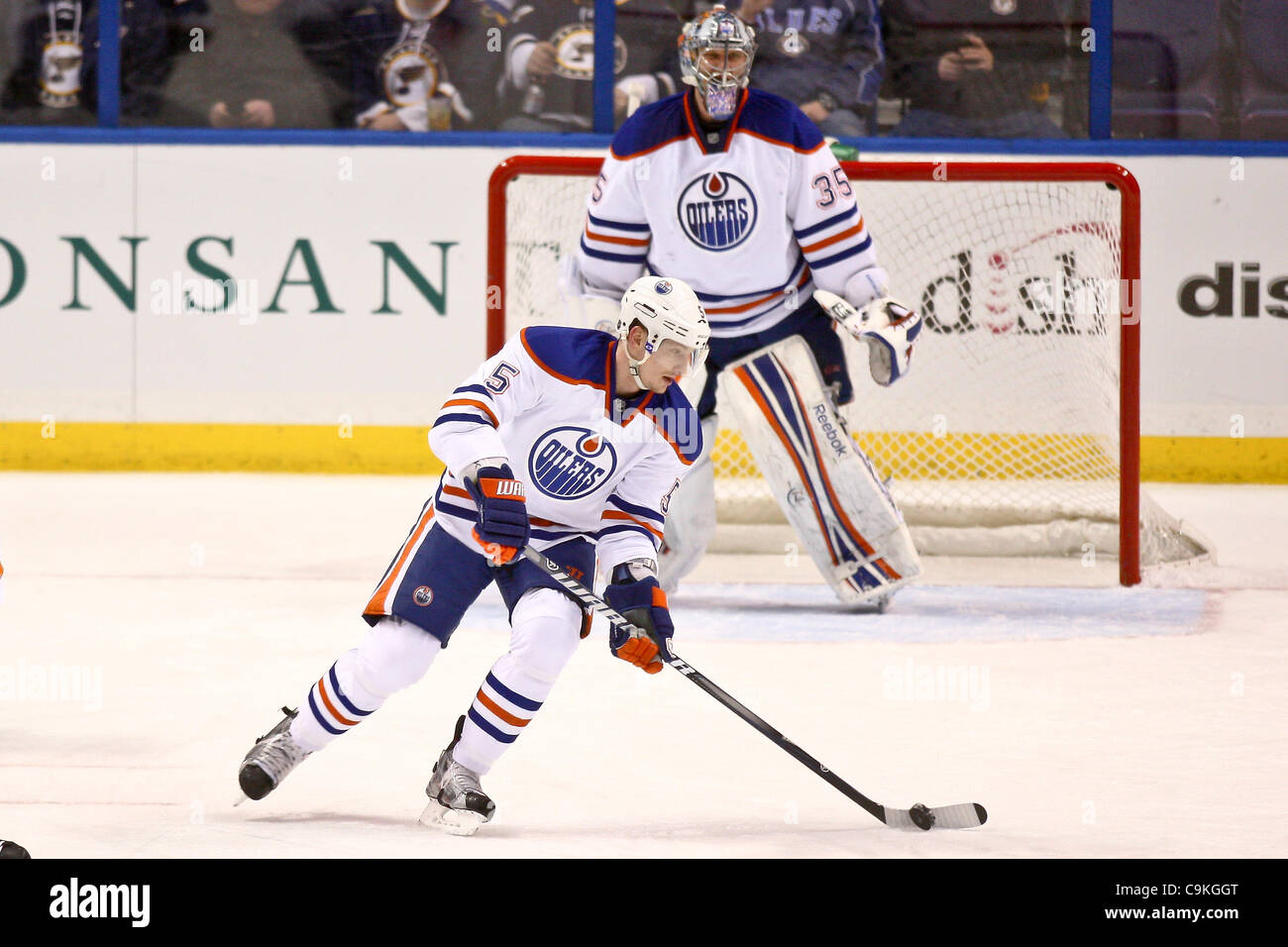 Gen 19, 2012 - Saint Louis, Missouri, Stati Uniti - Edmonton lubrificatori defenceman Ladislav Smid (5) cancella il puck mentre .lubrificatori de Edmonton goalie Nikolai Khabibulin (35) si affaccia su durante una partita di NHL tra i lubrificatori de Edmonton e St. Louis Blues al Scottrade Center di Saint Louis, Missouri. Il Blues Foto Stock