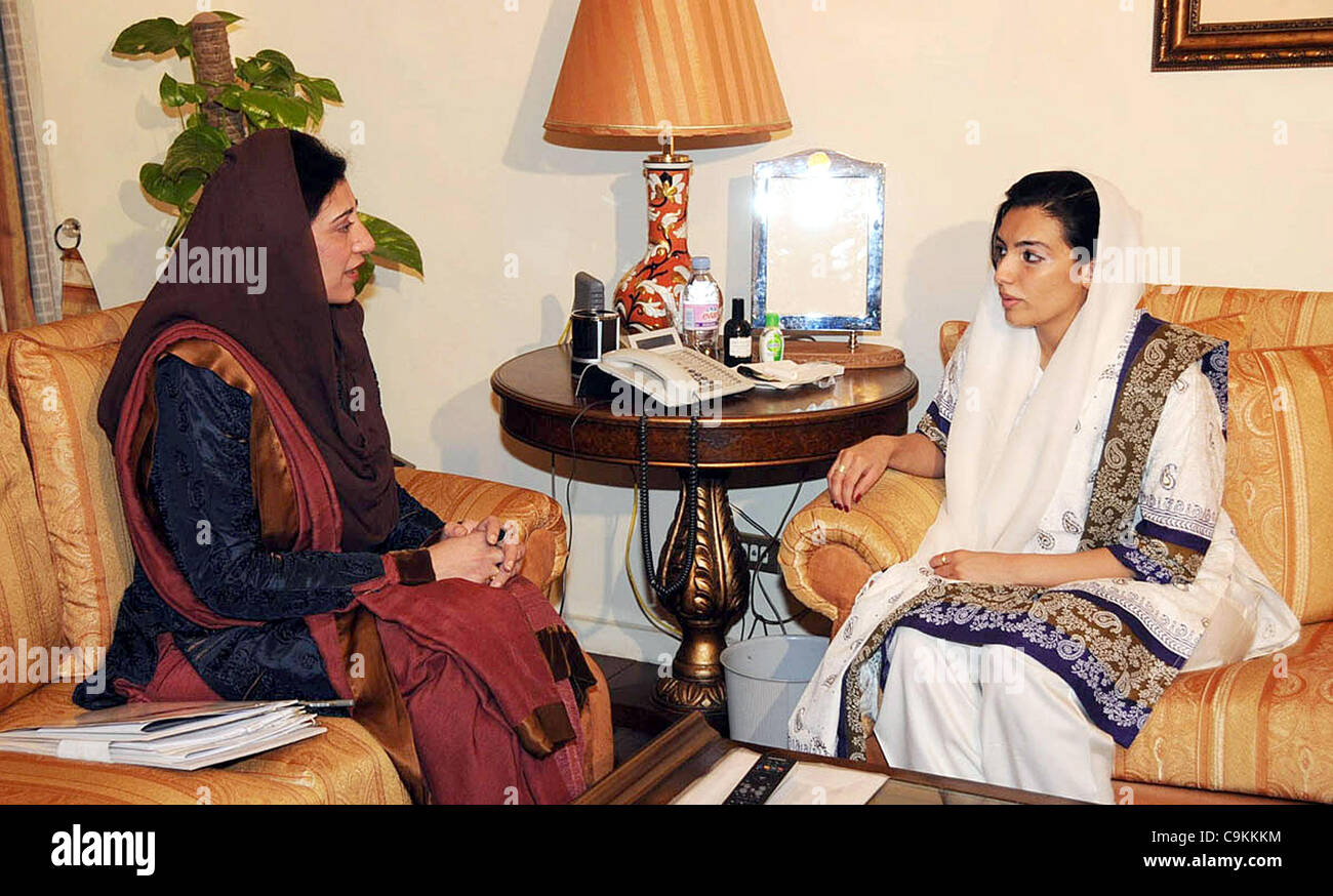 Ministro federale e Benazir il sostegno al reddito programma (BISP) Presidente Farzana Raja colloqui con Aseefa Bhutto Zardari ambasciatore per il debellamento della poliomielite, durante l incontro alla presidenza a Islamabad il Venerdì, 20 gennaio 2012. Foto Stock