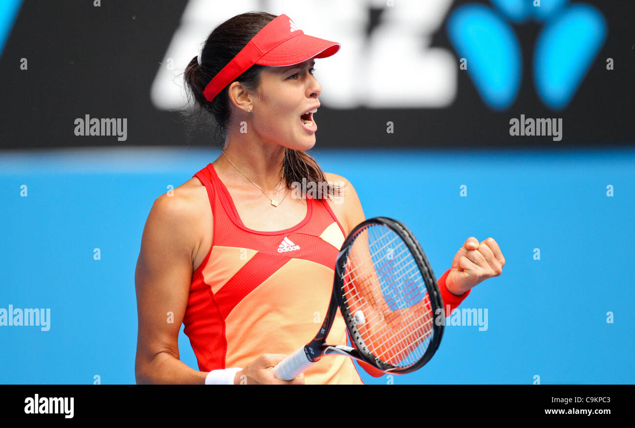 Ana Ivanovic giocando Vania KING presso l'Australian Open, 21 gennaio, 2012. Foto Stock