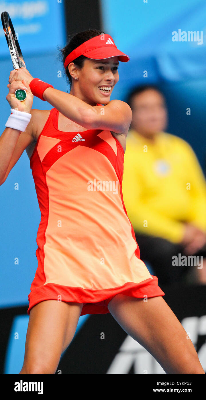 Ana Ivanovic giocando Vania KING presso l'Australian Open, 21 gennaio, 2012. Foto Stock
