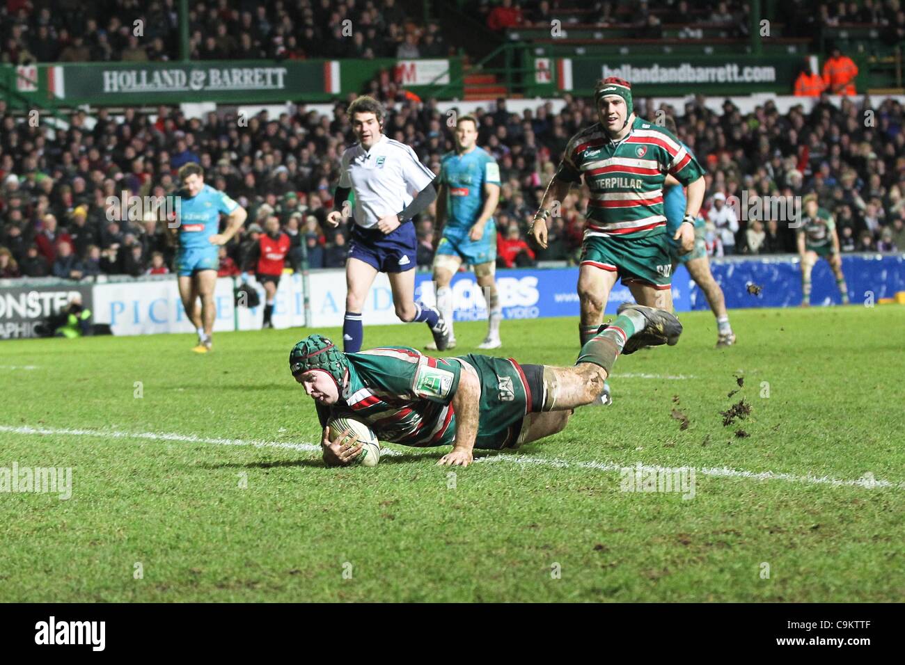 021.01.2012. Welford Road, Leicester, Inghilterra. Thomas Waldrom punteggi per Leicester Tigers durante la Heineken Cup Rugby Union gioco tra Leicester Tigers e aironi giocato al Welford Road Stadium. Foto Stock