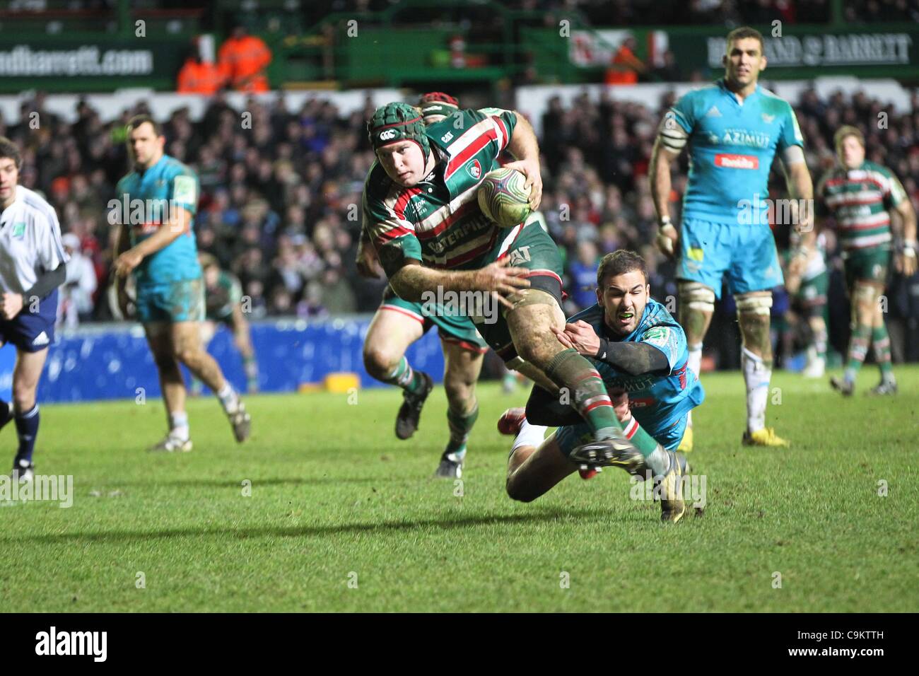 021.01.2012. Welford Road, Leicester, Inghilterra. Thomas Waldrom punteggi per Leicester Tigers durante la Heineken Cup Rugby Union gioco tra Leicester Tigers e aironi giocato al Welford Road Stadium. Foto Stock