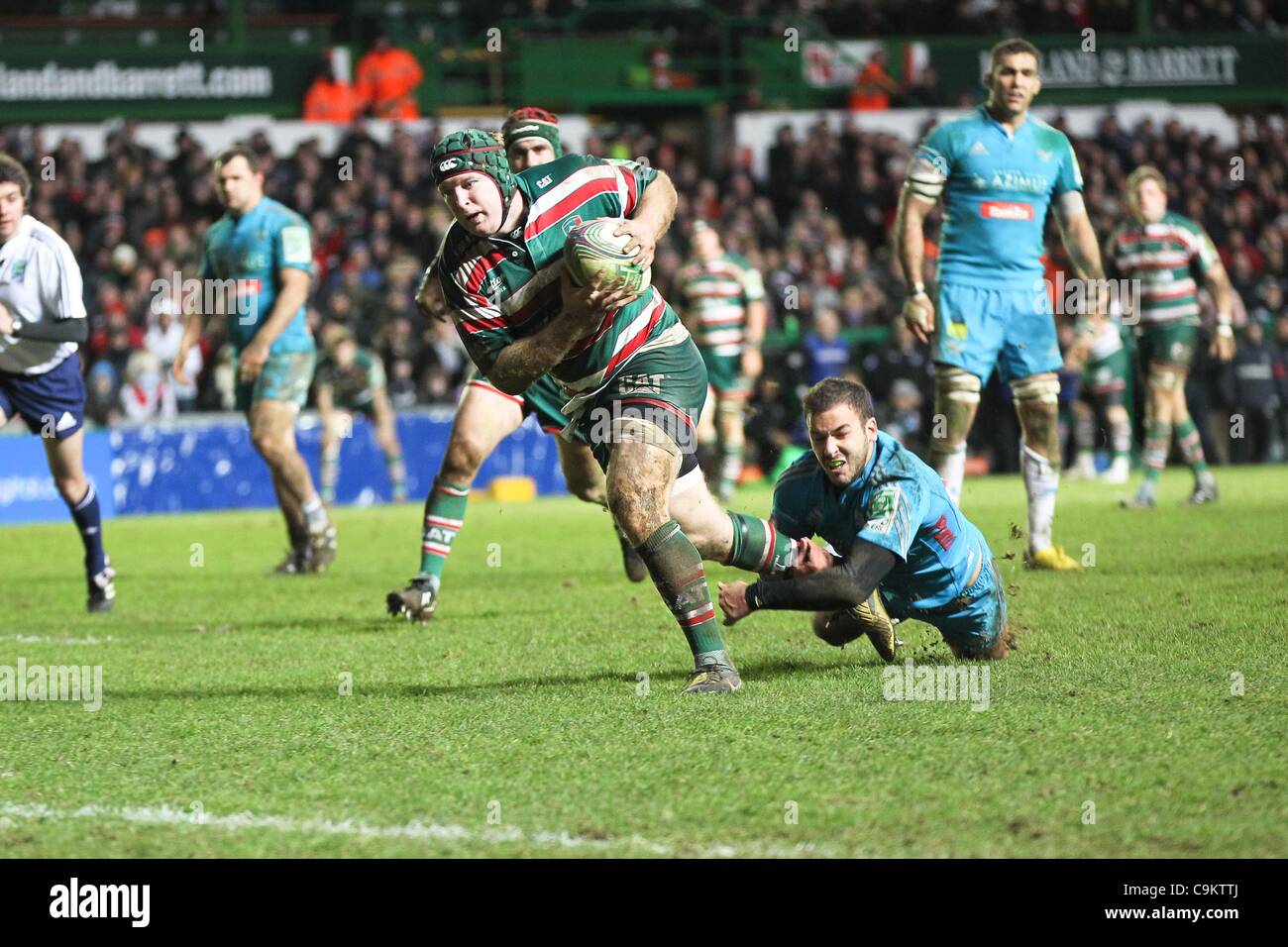 021.01.2012. Welford Road, Leicester, Inghilterra. Thomas Waldrom punteggi per Leicester Tigers durante la Heineken Cup Rugby Union gioco tra Leicester Tigers e aironi giocato al Welford Road Stadium. Foto Stock