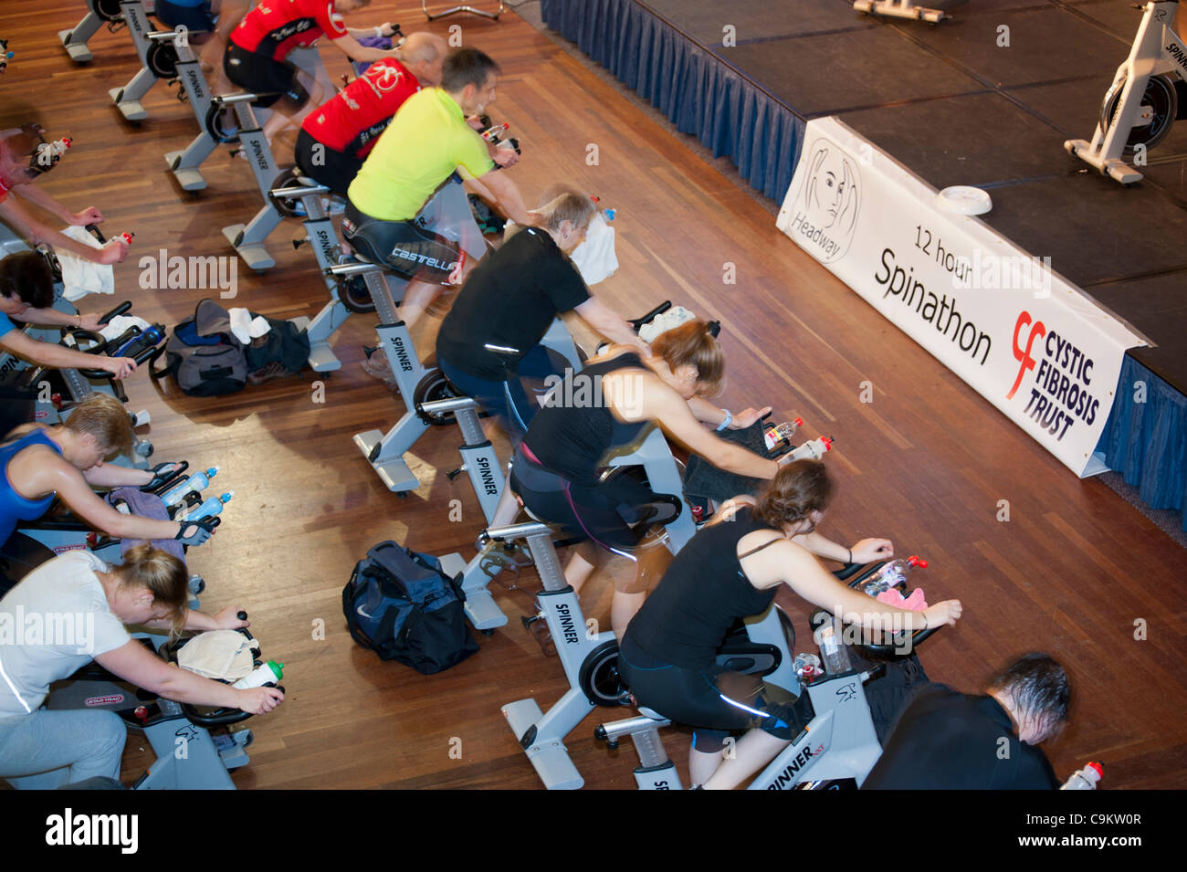 Ciclo di piloti il disco in una carità spinathon a St Ives in Cambridgeshire sabato 21 gennaio 2012. Circa 600 piloti hanno preso parte alla 12 Ore di spin per raccogliere fondi per beneficenza progressi (per le lesioni cerebrali) e la Fibrosi Cistica Trust. La manifestazione si è svolta dalle 8.00am alle 8.00pm con molti piloti spinn Foto Stock