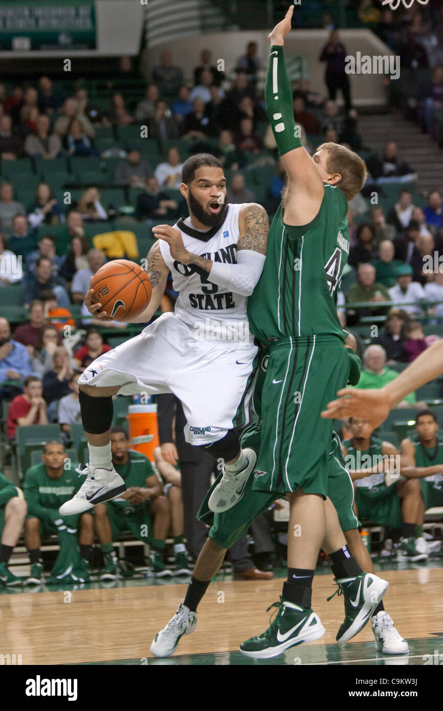 Gen 20, 2012 - Cleveland, Ohio, Stati Uniti - Cleveland State guard Jeremy Montgomery (5) è difeso da Green Bay in avanti Cougill Brennan (44) durante la prima metà. La Cleveland Vichinghi stato sconfitto il Green Bay Phoenix 78-68 nel gioco ha suonato presso il Centro Wolstein in Cleveland, Ohio. (Credito Imag Foto Stock