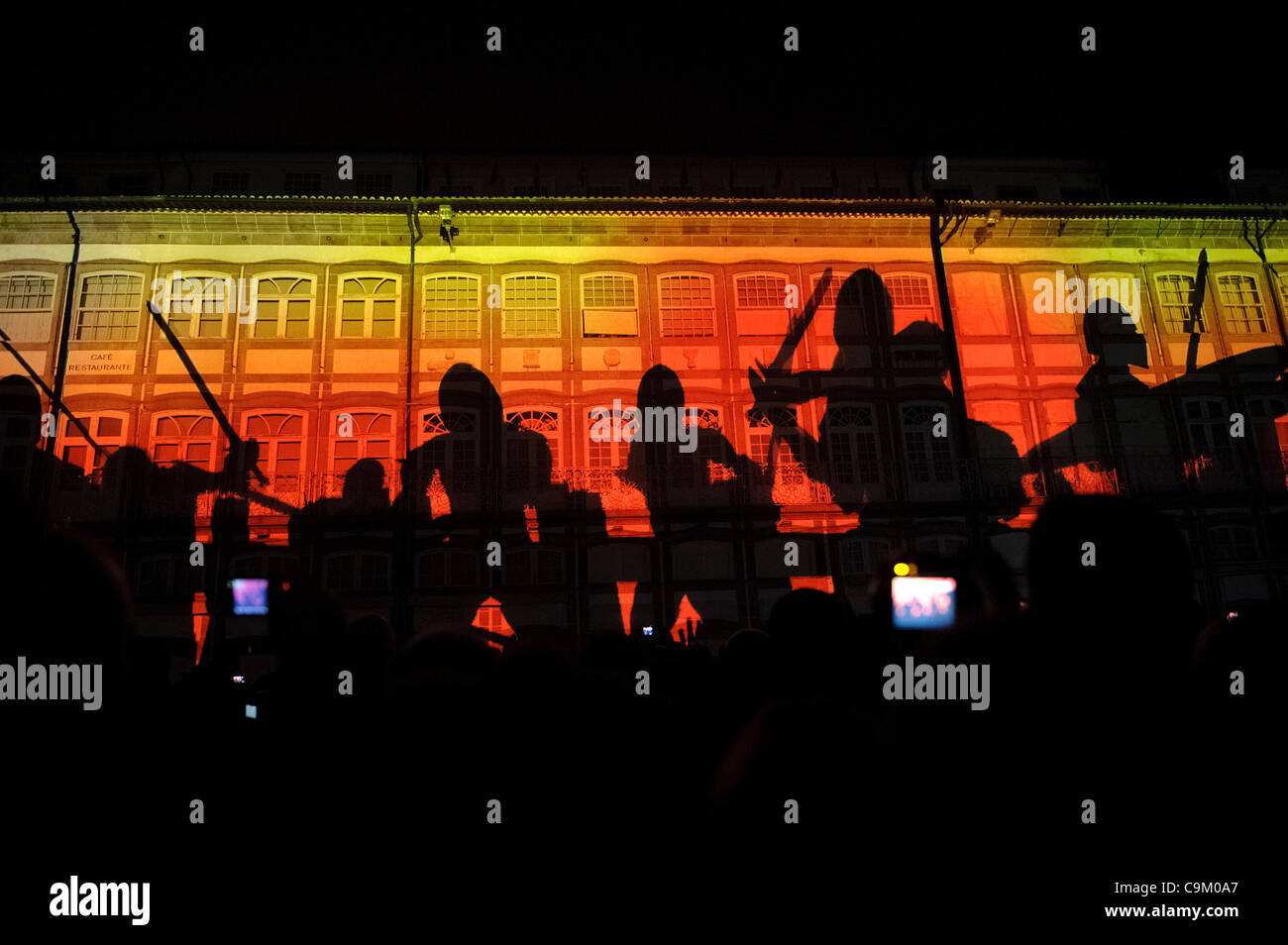 La Fura Dels Baus eseguire durante la cerimonia di apertura di Guimaraes Capitale Europea della Cultura 2012 Foto Stock