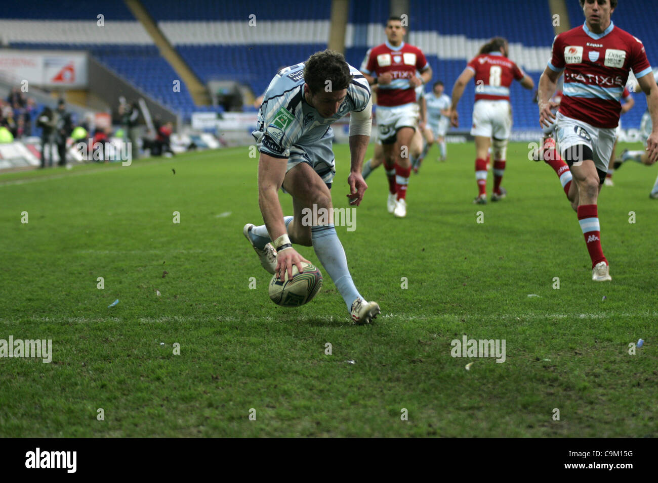 RUGBY - Heineken Cup. CARDIFF BLUES VS. RACING METRO 92. Cardiff 22 gennaio 2012. Blues winger di Alex Cuthbert punteggi a provare durante la piscina 2 Round 6 match tenutosi presso il Cardiff City Stadium di Cardiff. Foto Gareth Prezzo - Si prega di credito Foto Stock