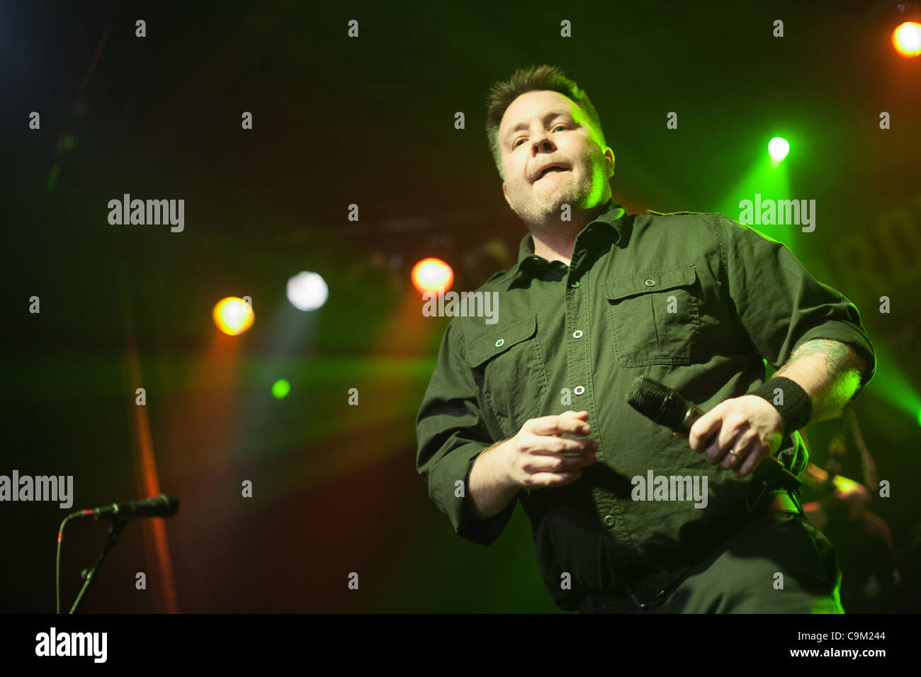 Zagabria, Croazia, 22/01/2012 Ken Casey (vocals) del Boston punk band Dropkick Murphys eseguendo sulla tour 2012 data di apertura in Kulture Tvornica (Fabbrica di cultura). Foto Stock