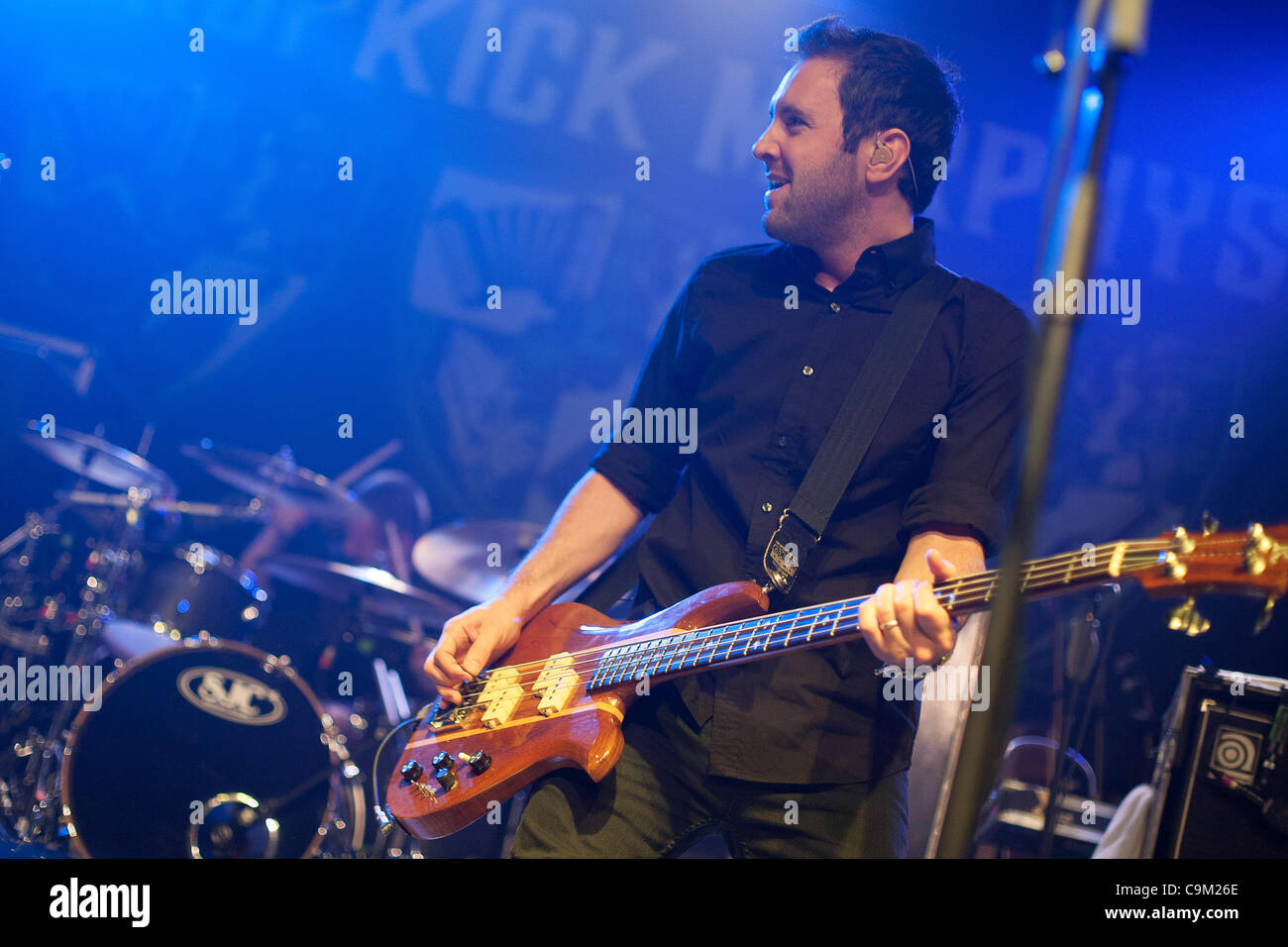 Zagabria, Croazia, 22/01/2012 Jeff DaRosa (bass) del Boston punk band Dropkick Murphys eseguendo sulla tour 2012 data di apertura in Kulture Tvornica (Fabbrica di cultura). Foto Stock