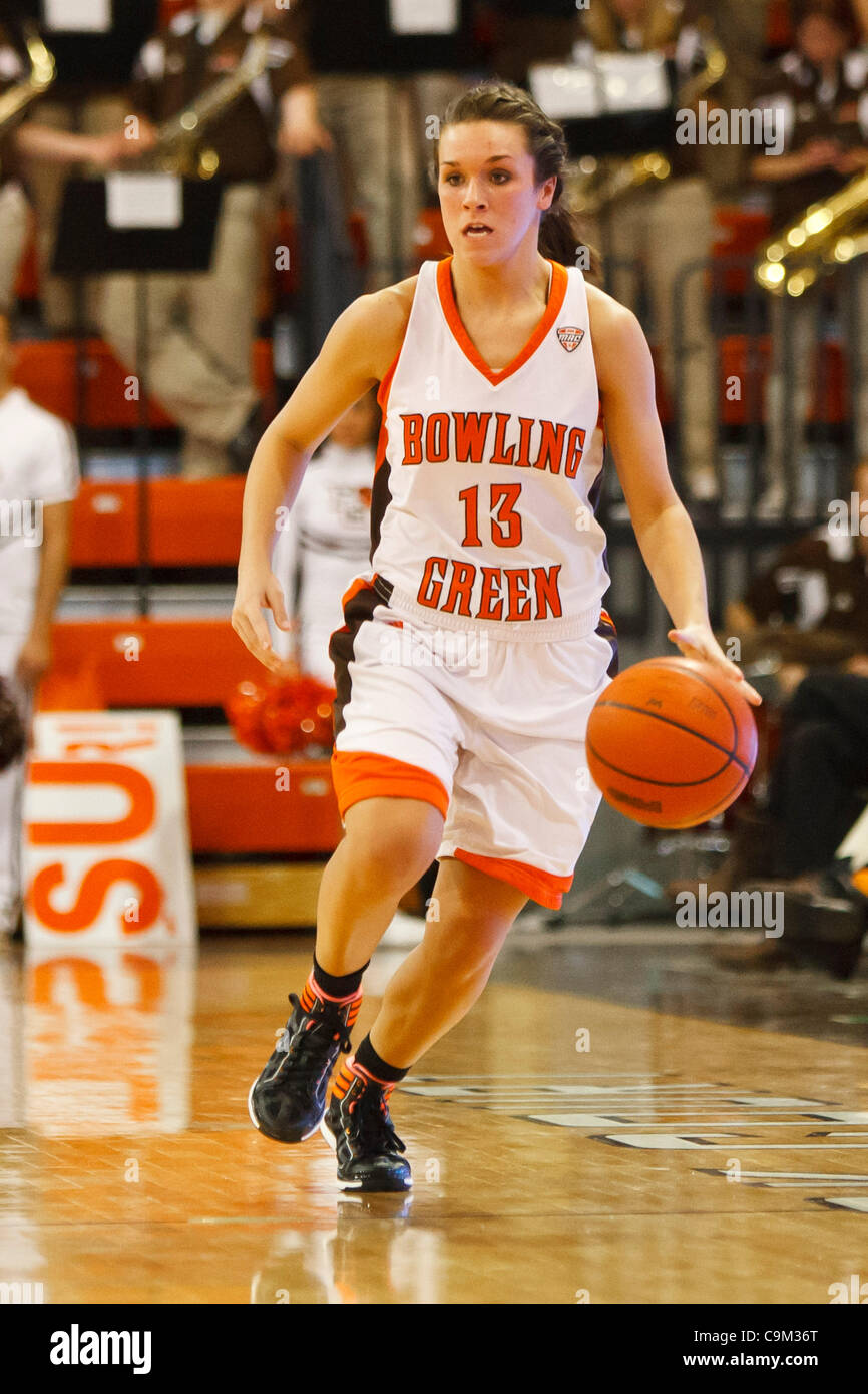 22 gennaio 2012 - Bowling Green, Ohio, Stati Uniti - Bowling Green guard Noelle Yoder (13) porta la sfera upcourt durante il primo semestre di azione di gioco. Il Bowling Green falchi, della Conferenza Mid-American East Division, ha sconfitto il Michigan orientale Eagles, del MAC divisione Ovest, 70-54 in conferenza un gioco Foto Stock