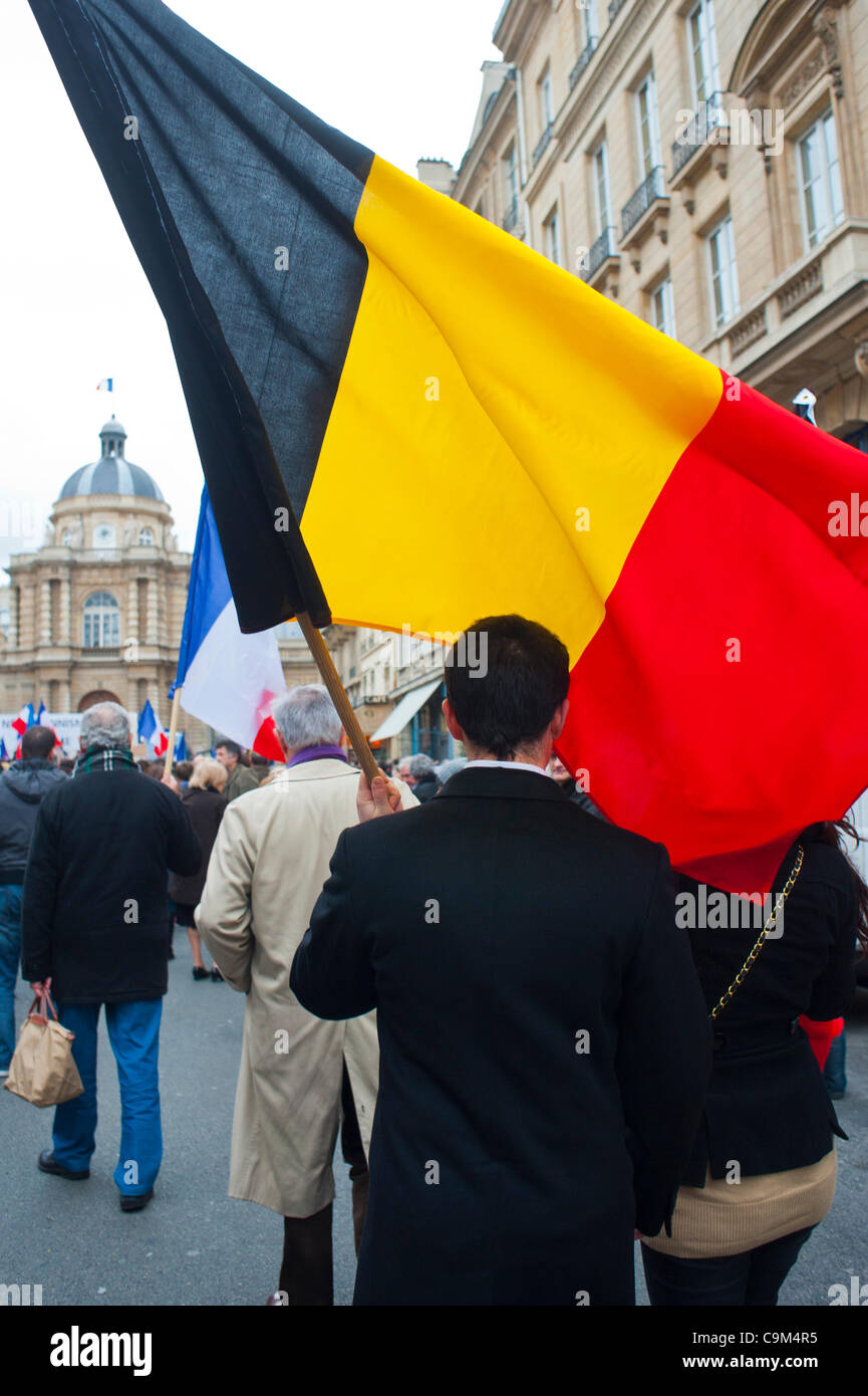 Parigi, Francia, Gruppo di armeni che porta bandiere belghe, a sostegno della nuova legge contro la negazione, Foto Stock