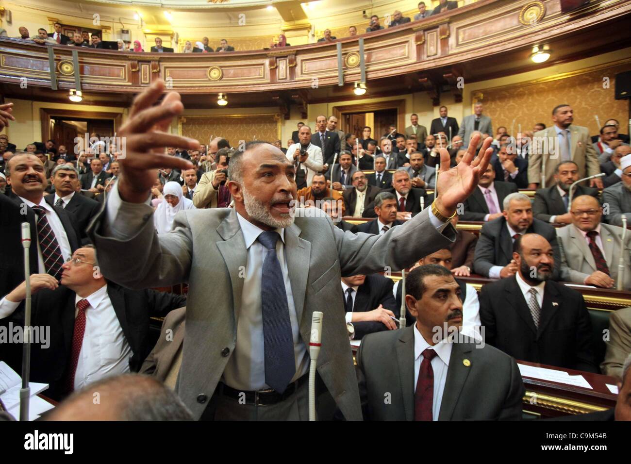 Un membro del Parlamento europeo colloqui durante il primo parlamento egiziano sessione dopo la rivoluzione che aveva esautorato ex Presidente Hosni Mubarak al Cairo, Egitto, 23 gennaio 2012. Foto Stock