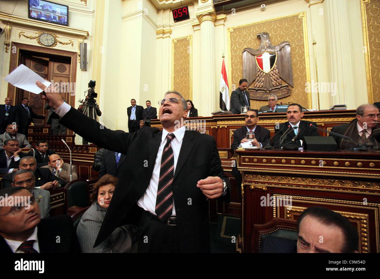 Un membro del Parlamento europeo colloqui durante il primo parlamento egiziano sessione dopo la rivoluzione che aveva esautorato ex presidente Hosni Mubarak al Cairo, Egitto, 23 gennaio 2012. Foto Stock