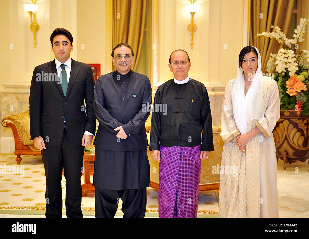 Una foto di gruppo del Presidente pakistano, Asif Ali Zardari, Myanmar, Presidente Thein Sein, Peoples Party (PPP) Presidente, Bilawal Bhutto Zardari e Aseefa Bhutto Zardari durante l incontro al Presidente House di Nay Gen. Pyi Taw Martedì, 24 gennaio 2012. Foto Stock