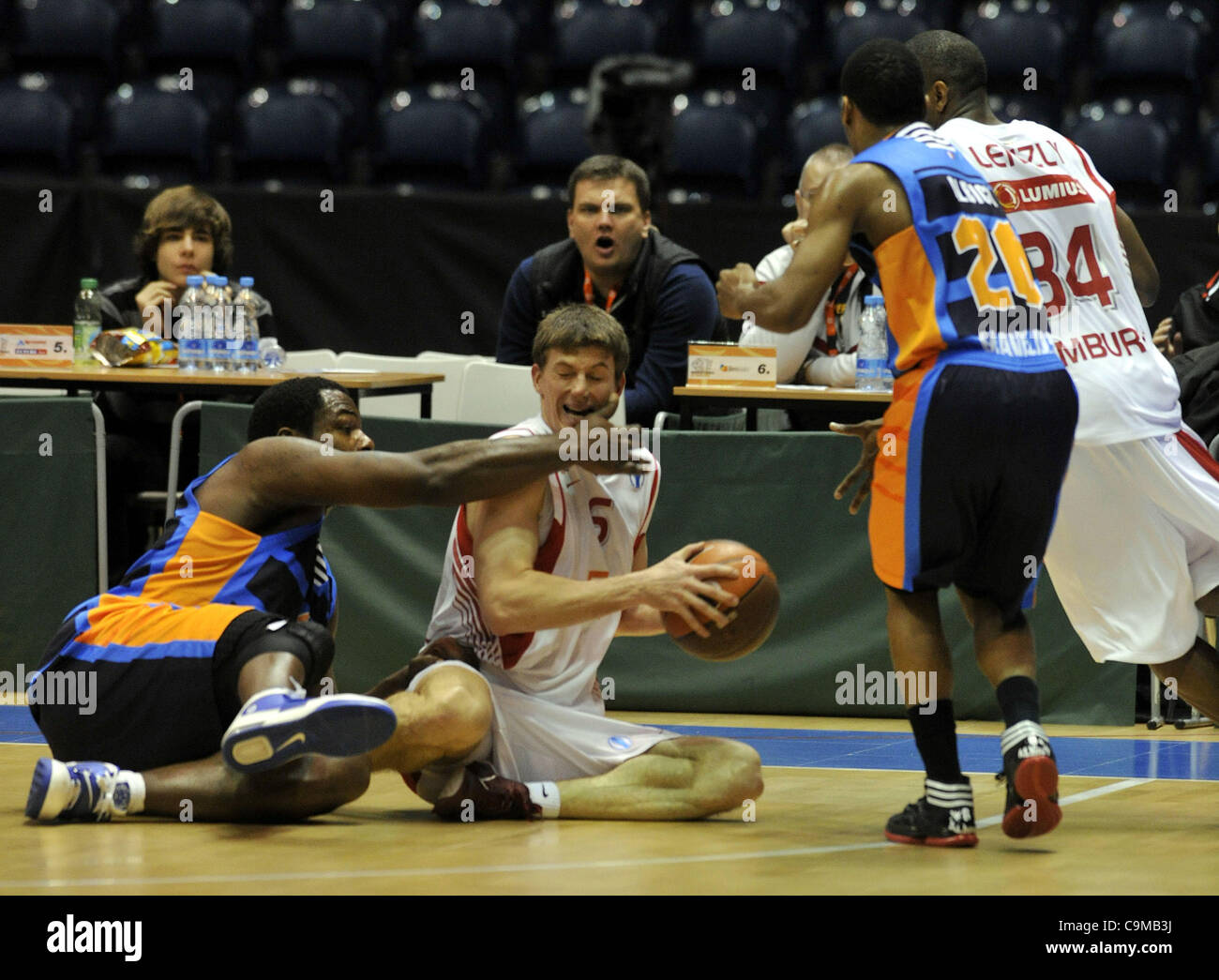 Da sinistra a destra: J.K. Edwards di Gravelines, Pavel Pumprla di Nymburk, Andrew Albicy di Gravelines e Michael Lenzly di Nymburk durante la Eurocup partita di basket ULEB CEZ Nymburk vs BCM Gravelines in Pardubice, Repubblica Ceca il 24 gennaio 2012. (CTK foto/Alexandra Mlejnkova) Foto Stock