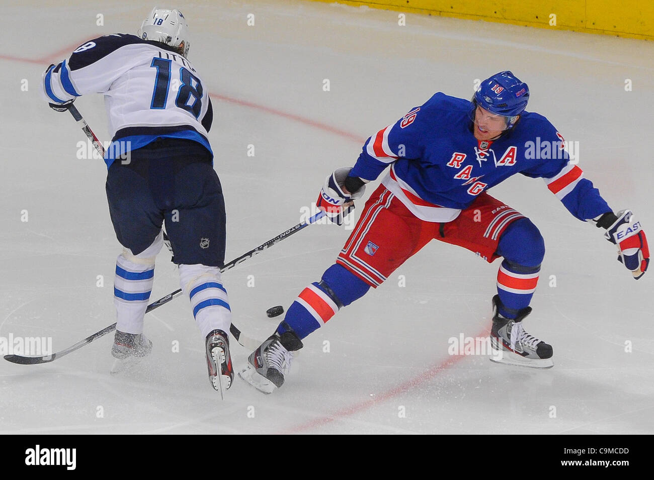 Gen 24, 2012 - Newark, New Jersey, Stati Uniti - Getti di Winnipeg center Bryan poco (18) ruba il puck da New York Rangers center Brad Richards (19) durante il primo periodo di azione di NHL tra i getti di Winnipeg e il New York Rangers al Madison Square Garden di New York, N.Y. I Rangers portano i getti 1-0 Foto Stock