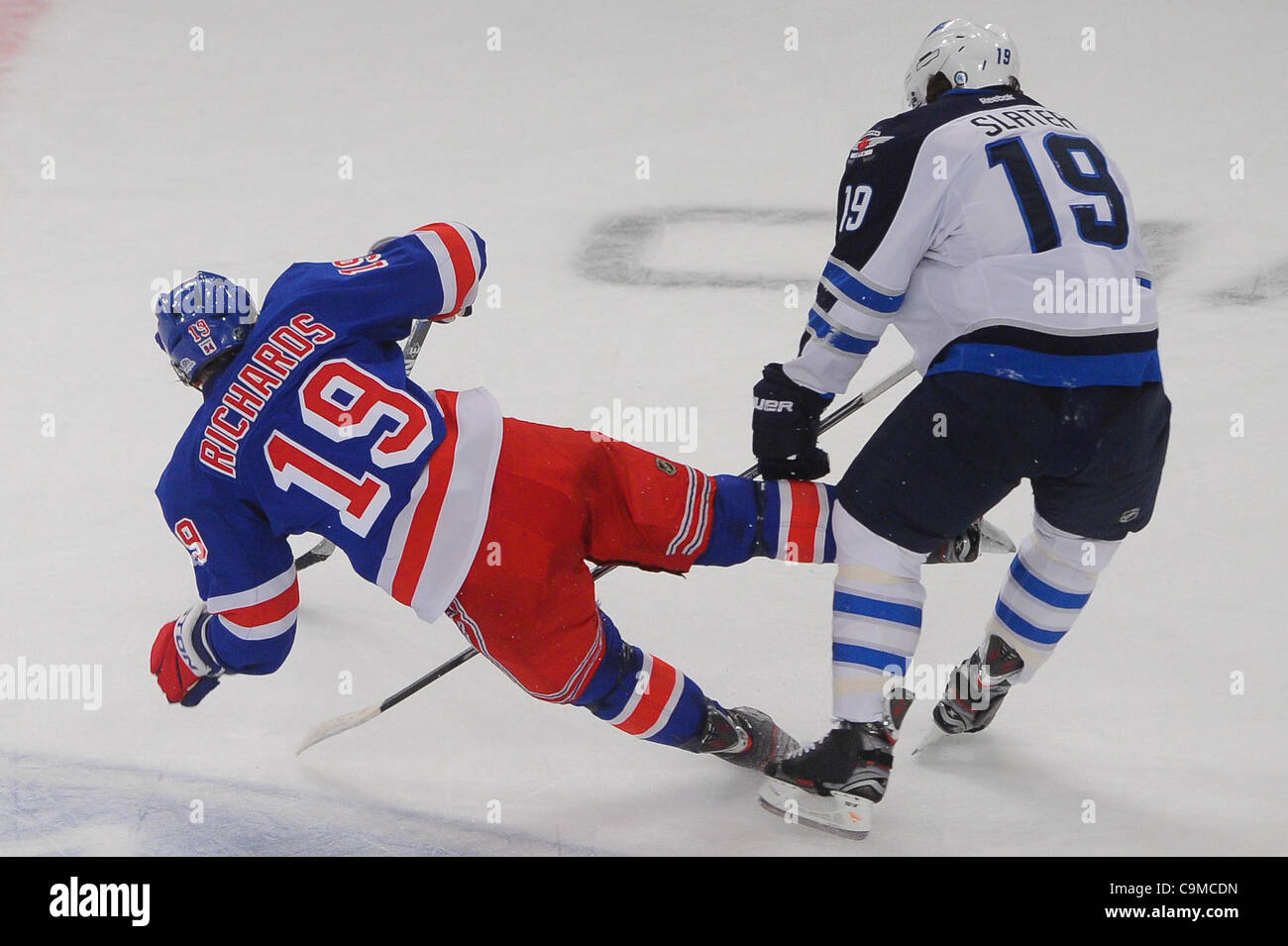 Gen 24, 2012 - Newark, New Jersey, Stati Uniti - Getti di Winnipeg center Jim Slater (19) Viaggi New York Rangers center Brad Richards (19) durante il primo periodo di azione di NHL tra i getti di Winnipeg e il New York Rangers al Madison Square Garden di New York, N.Y. I Rangers portano i getti 1-0 durante il primo Foto Stock