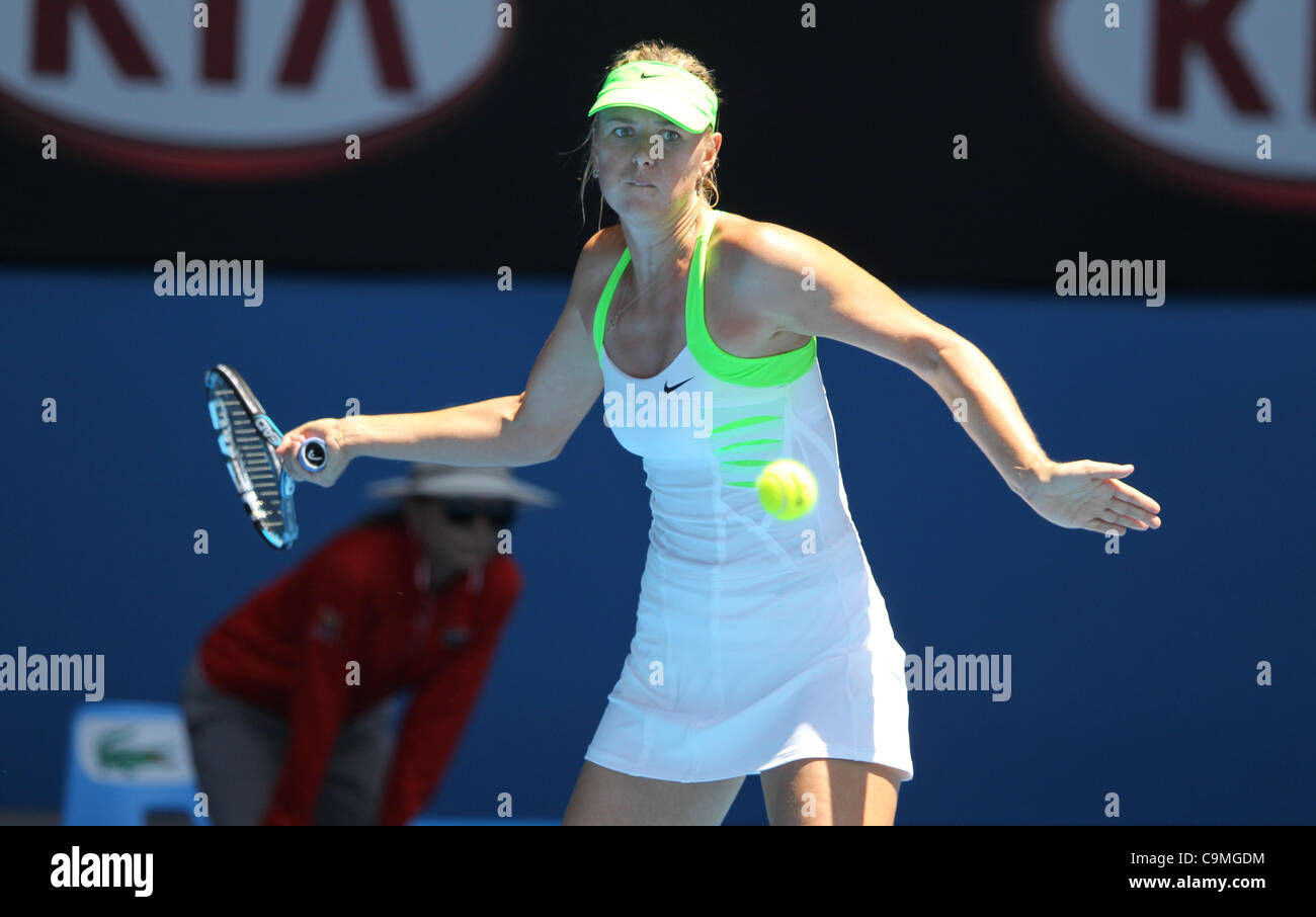 Maria Sharapova giocando Ekaterina Makarova presso l'Australian Open di Tennis, Melbourne, 25 gennaio 2012. Foto Stock