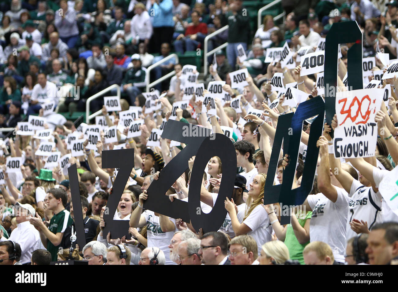 Il 25 gennaio, 2012 - East Lansing, Michigan, Stati Uniti - Michigan State Spartans sezione studenti si congratula con il Michigan State Spartans head coach Tom Izzo su 400 vincere a Jack Breslin studenti Eventi Centro. (Credito Immagine: © Rey Del Rio/Southcreek/ZUMAPRESS.com) Foto Stock