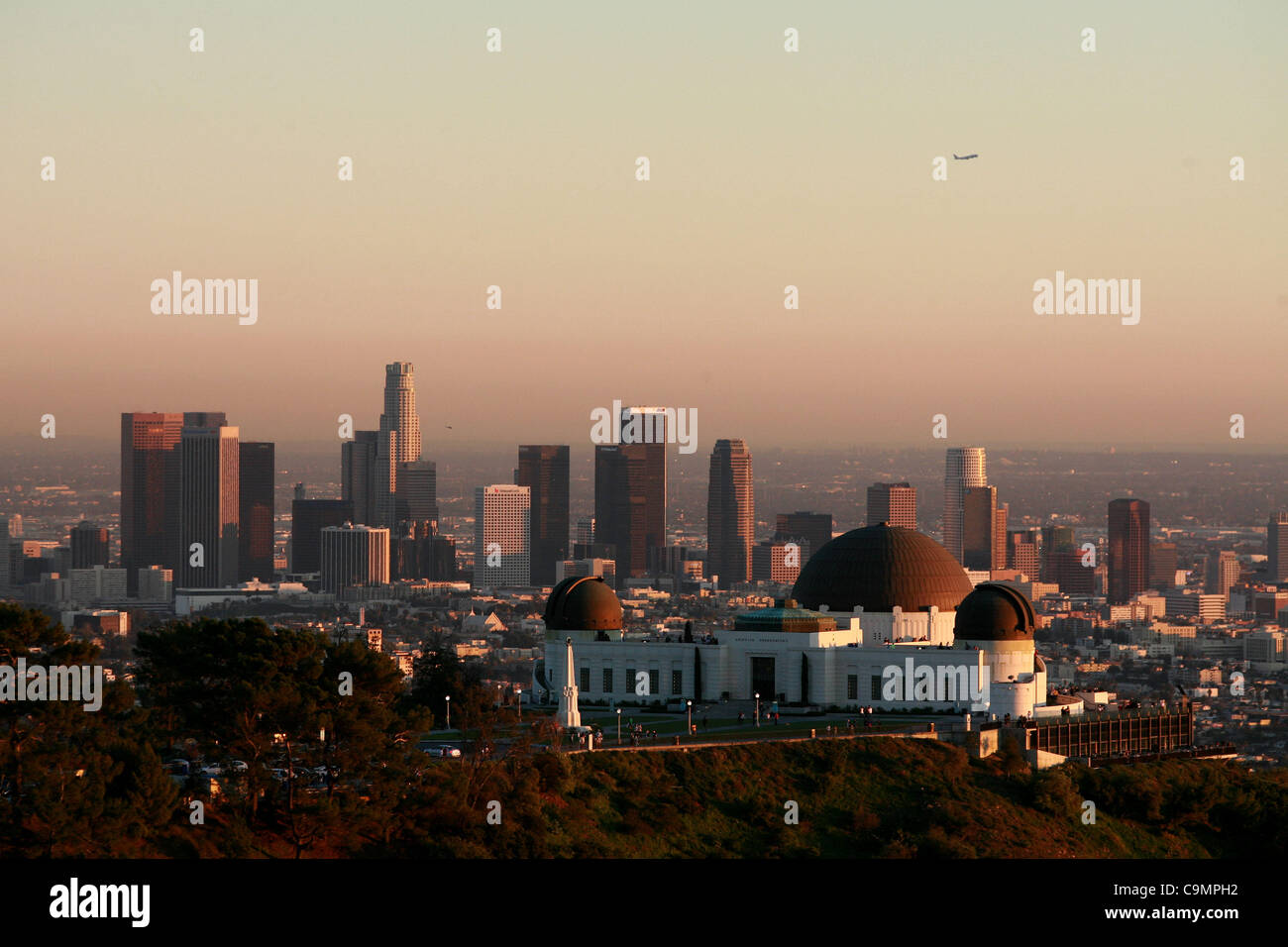 Gen 26, 2012 - Los Angeles, California, Stati Uniti - Una vista della Griffith Observatory e il centro cittadino di Los Angeles, California. Giovedì 26 Gennaio, 2012. (Credito Immagine: © Ringo Chiu/ZUMAPRESS.com) Foto Stock