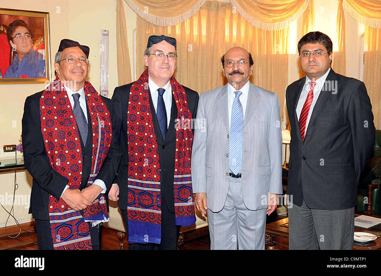 Sindh Chief Minister, Syed Qaim Ali Shah in foto di gruppo con la Francia Ambasciatore, Philipe Thiebaud e altri durante la riunione a casa CM a Karachi il Venerdì, 27 gennaio 2012. Foto Stock