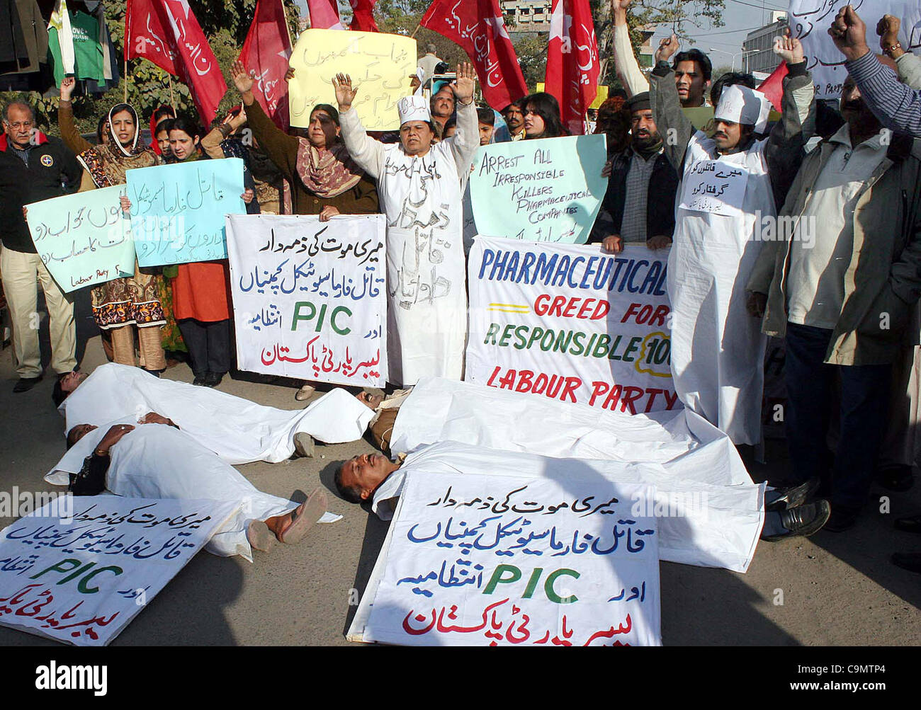 I sostenitori del partito laburista (LPP) stanno protestando contro l uccisione di pazienti a causa della reazione di substandard medicinali durante una dimostrazione a Lahore press club il Venerdì, 27 gennaio 2012. Foto Stock