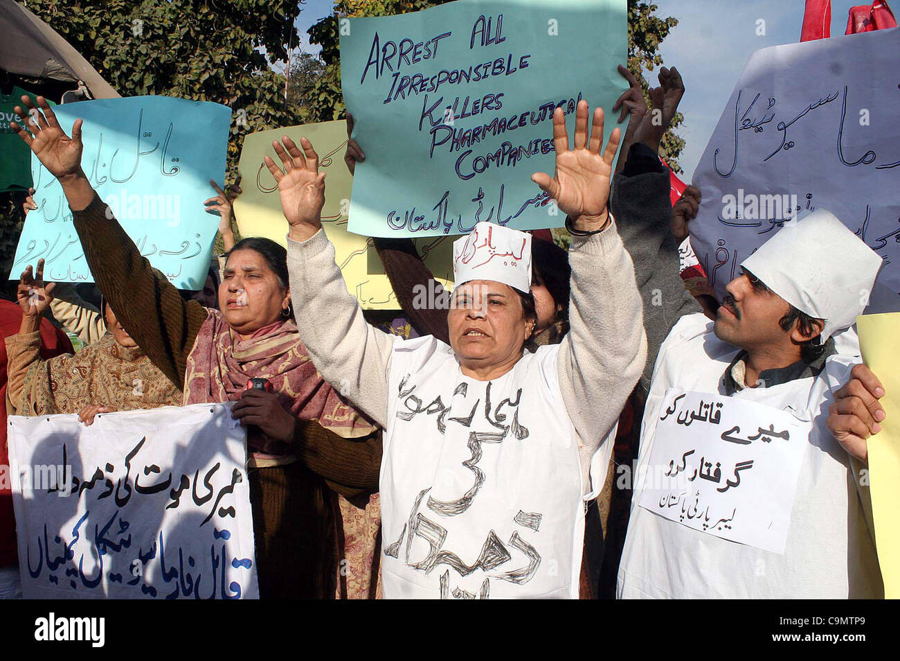 I sostenitori del partito laburista (LPP) stanno protestando contro l uccisione di pazienti a causa della reazione di substandard medicinali durante una dimostrazione a Lahore press club il Venerdì, 27 gennaio 2012. Foto Stock