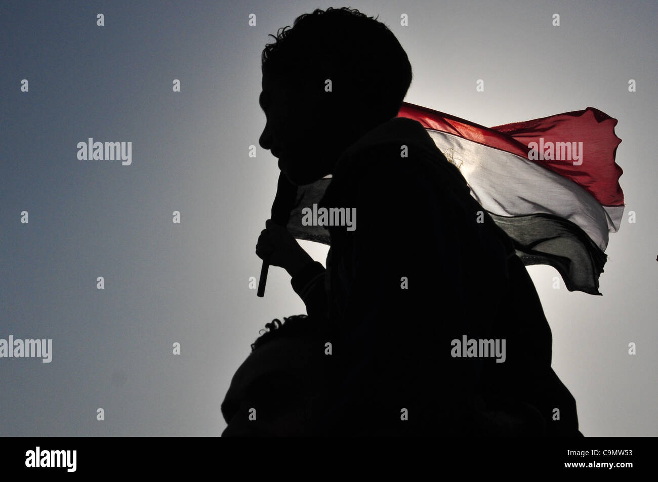 Silhouette di un bambino con la bandiera egiziana piazza Tahrir Cairo , 25 gennaio 2012, primo anniversario della rivoluzione egiziana Foto Stock