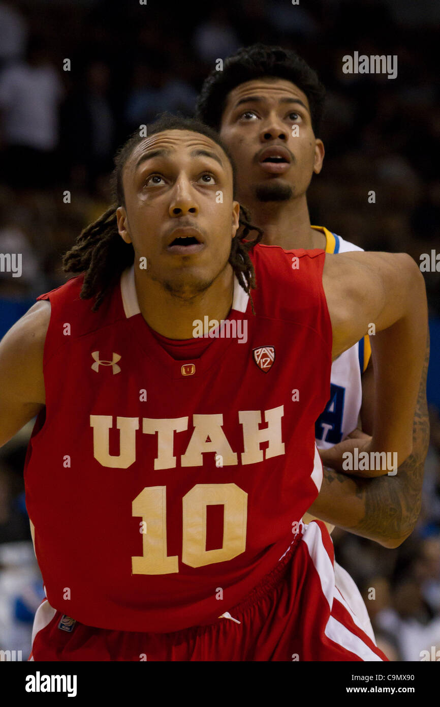 Gen 26, 2012 - Los Angeles, California, Stati Uniti - Utah Utes Dijon Farr (10) tenta di tenere indietro UCLA Bruins Tyler agnello (1) nella seconda metà azione. La UCLA Bruins sconfiggere la Utah Utes 76-49 presso il Centro Sportivo di Los Angeles. (Credito Immagine: © Josh Cappella/Southcreek/ZUMAPRESS.com) Foto Stock