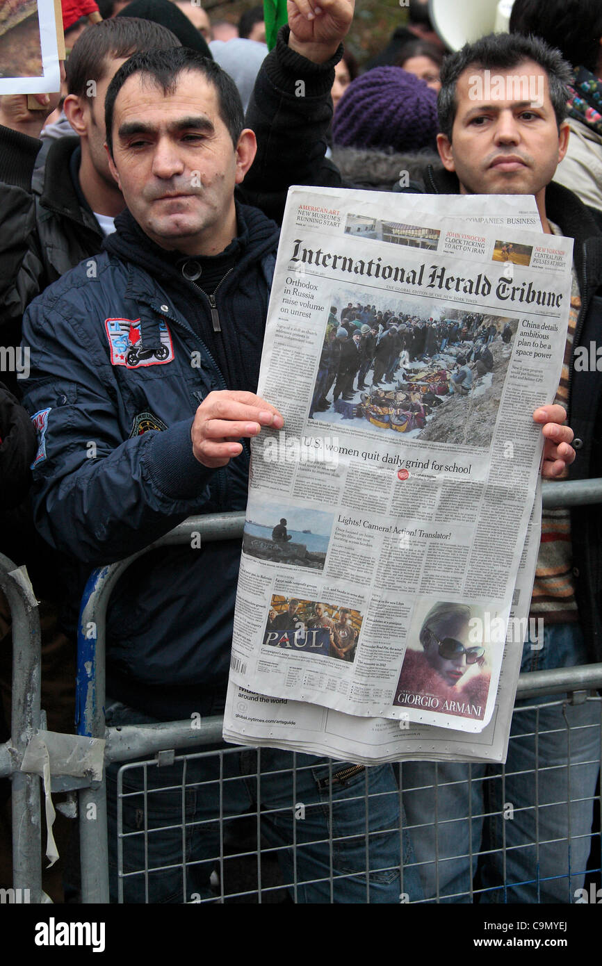 Manifestanti curdi assemblato fuori l'ambasciata turca in Belgrave Square a Londra il venerdì pomeriggio, per protestare contro le uccisioni in Turchia di quanto asserito sono stati un gruppo di contrabbandieri di giovedì. La protesta di Londra al di fuori dell'Ambasciata turca in seguito si trasferì a Whitehall quando un gruppo si staccò f Foto Stock