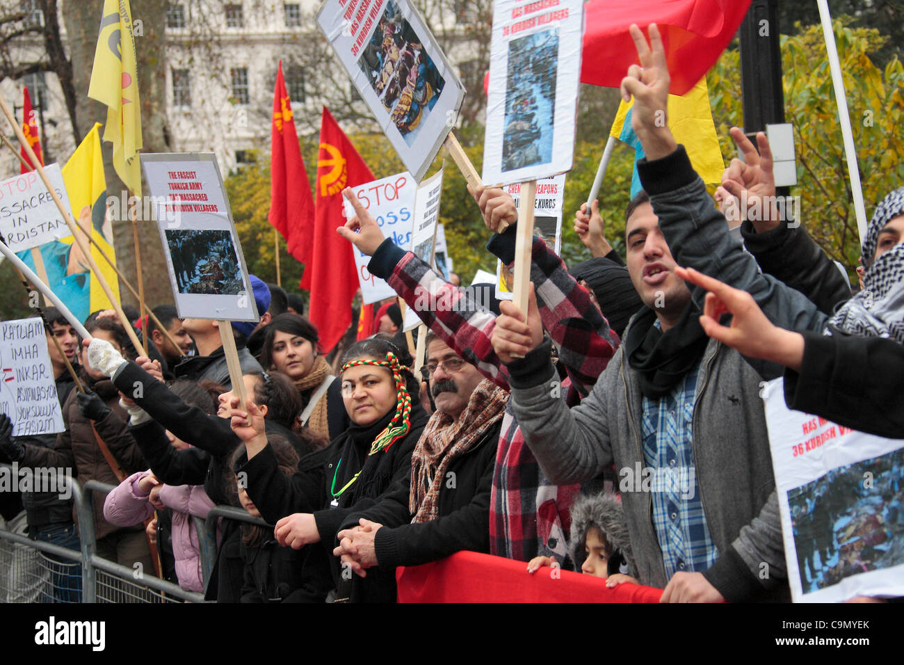 Manifestanti curdi assemblato fuori l'ambasciata turca in Belgrave Square a Londra il venerdì pomeriggio, per protestare contro le uccisioni in Turchia di quanto asserito sono stati un gruppo di contrabbandieri di giovedì. La protesta di Londra al di fuori dell'Ambasciata turca in seguito si trasferì a Whitehall quando un gruppo si staccò f Foto Stock