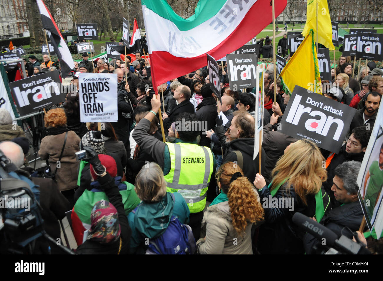 Londra, Regno Unito. 28/01/12. Centinaia di fermare la guerra coalizione manifestanti davanti all'Ambasciata degli Stati Uniti a Londra. Foto Stock