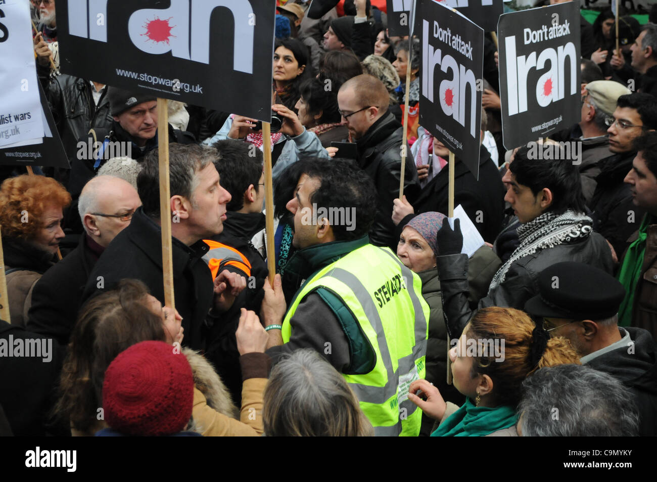 Londra, Regno Unito. 28/01/12. Un anti-Khomeini attivista è contestata da Chris Nineham, membro fondatore di fermare la guerra di coalizione, mentre centinaia di protestare davanti all'Ambasciata degli Stati Uniti a Londra. Foto Stock