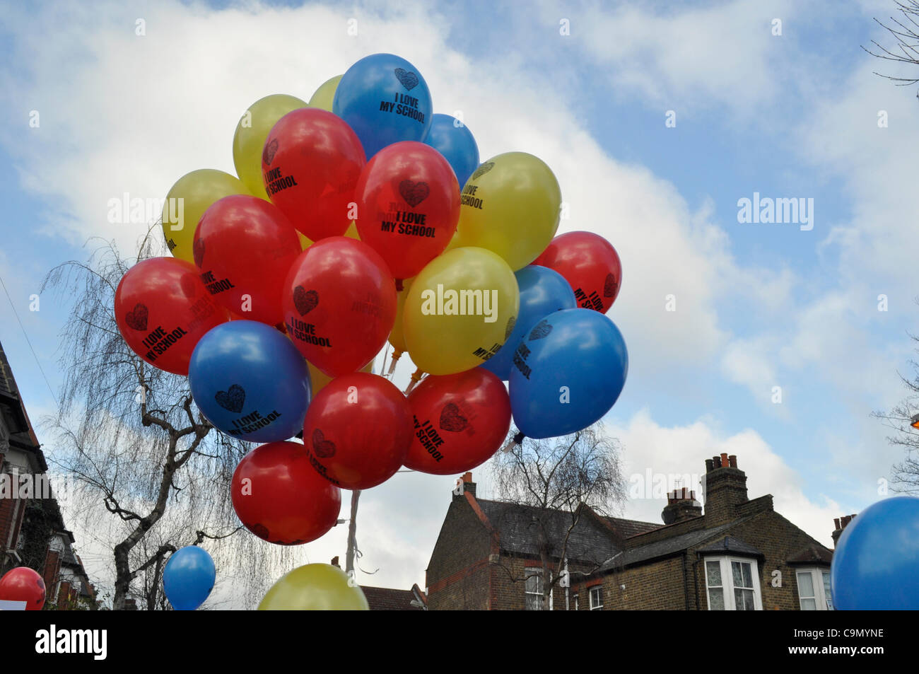 28/01/2012 Haringey, Londra UK. Palloncini con lettura di slogan "Amo la mia scuola' come i genitori, gli insegnanti e gli studenti di assemblare per protestare contro i piani per discese in giro la scuola primaria Tottenham in una accademia sponsorizzato. Foto Stock