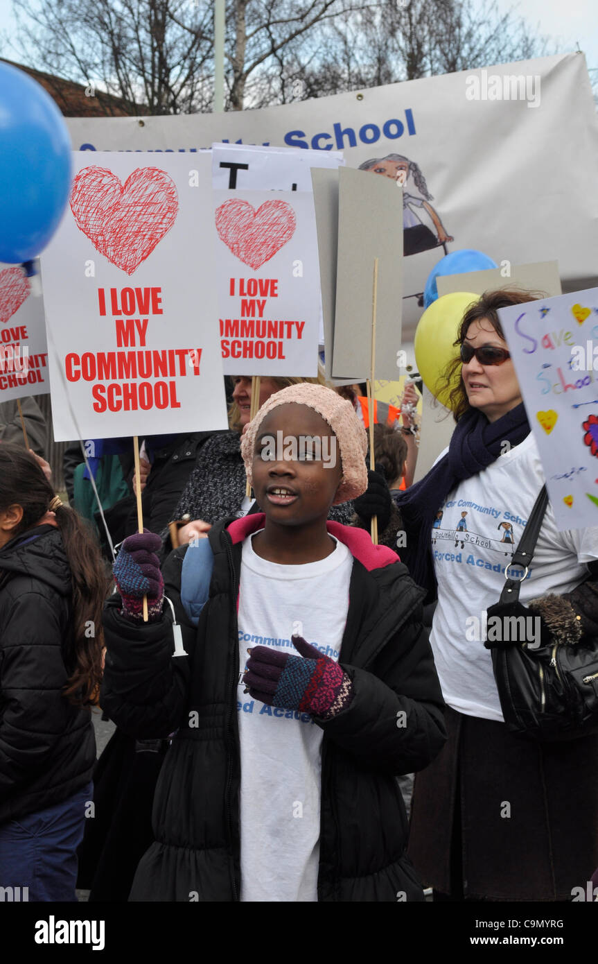 28/01/2012 Haringey, Londra UK. Un giovane studente di proteste contro i piani per discese in giro la scuola primaria Tottenham in una accademia sponsorizzato. Foto Stock