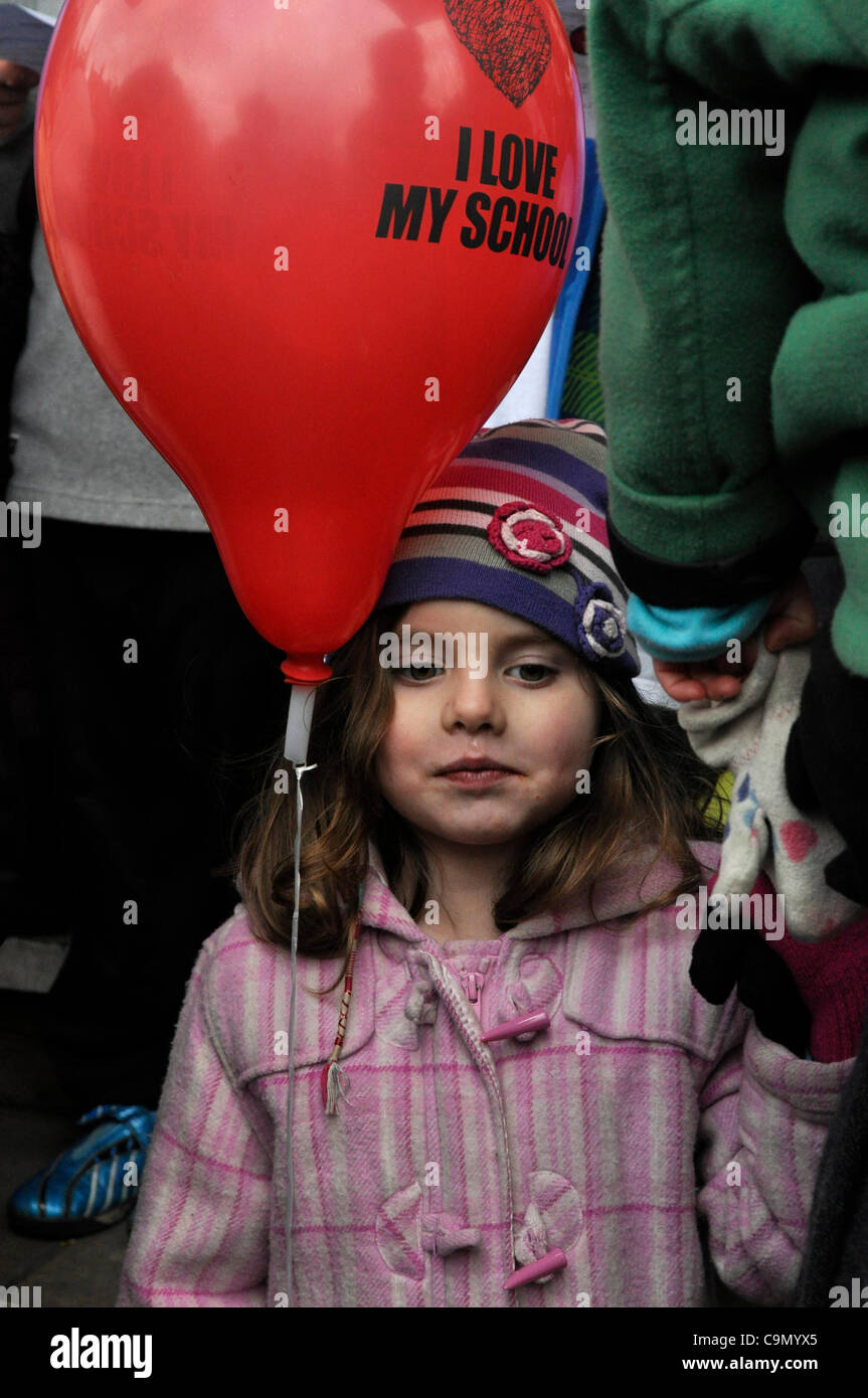 28/01/2012 Haringey, Londra UK. Una giovane ragazza trattiene la sua mano mamme come lei proteste sui passi di Haringey Civic Center contro i piani per discese in giro la scuola primaria Tottenham in una accademia sponsorizzato. Foto Stock