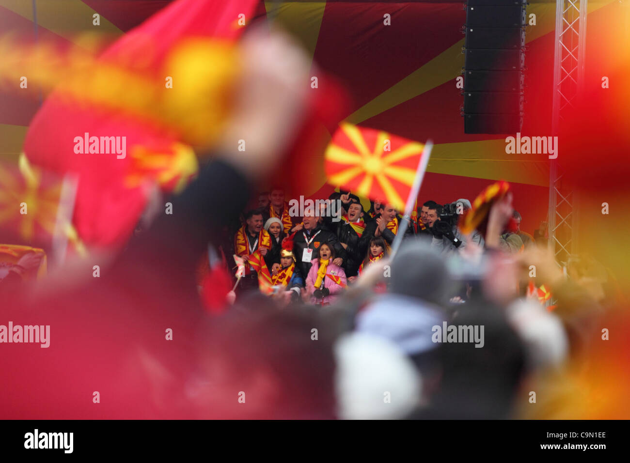 SKOPJE, MACEDONIA 28/01/2012. Il macedone rappresentazione di pallamano ritorna alla Macedonia dopo aver raggiunto il quinto posto negli uomini EHF EURO 2012 in Serbia. Il team si è accolti da decine di migliaia di persone nella piazza principale di Skopje, in Macedonia. Foto Stock