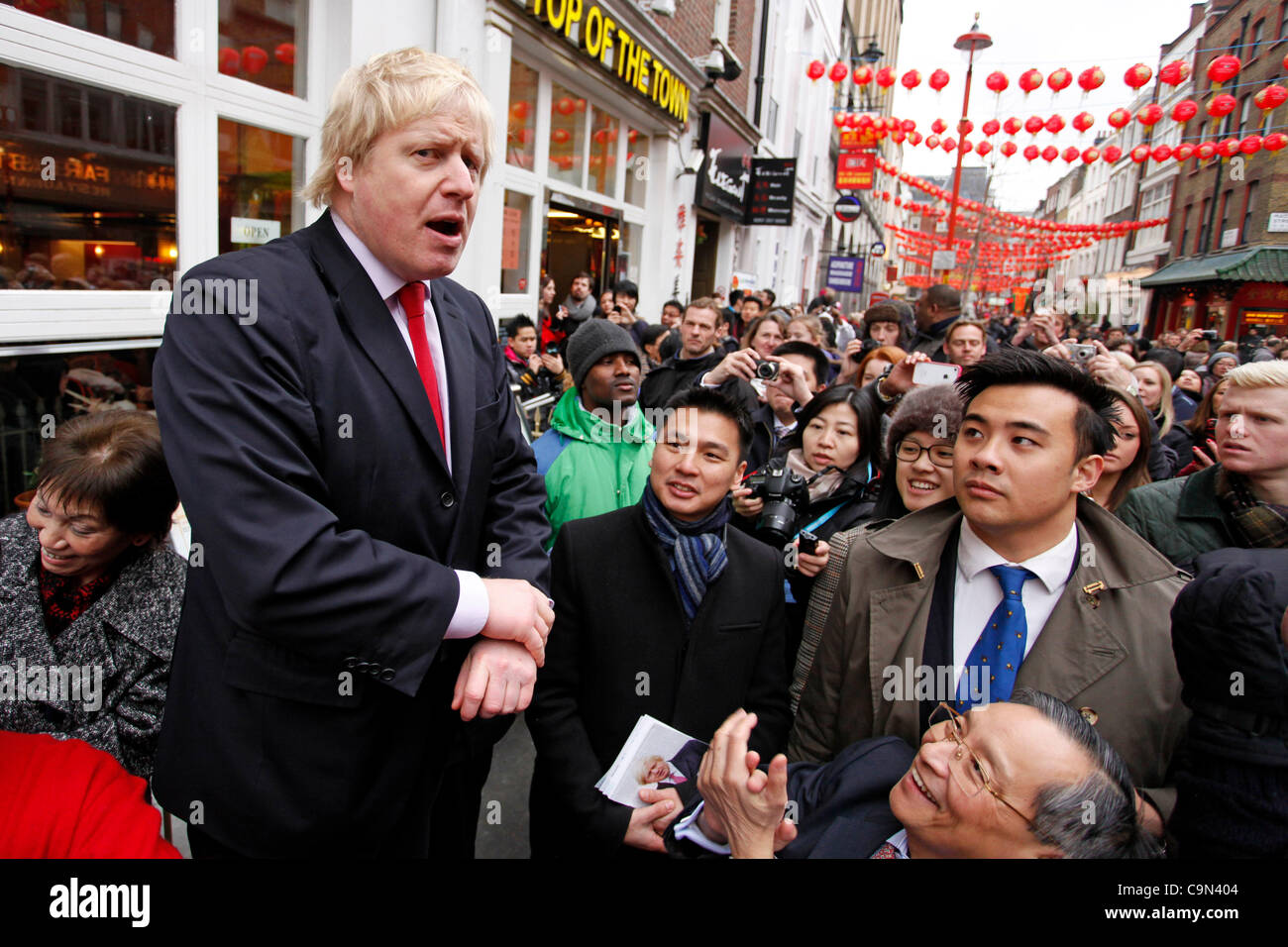 29/01/12, Londra. Boris Johnson ha avuto il pranzo e ha tenuto un breve discorso in Chinatown per celebrare l Anno del Dragone durante il Capodanno cinese Foto Stock