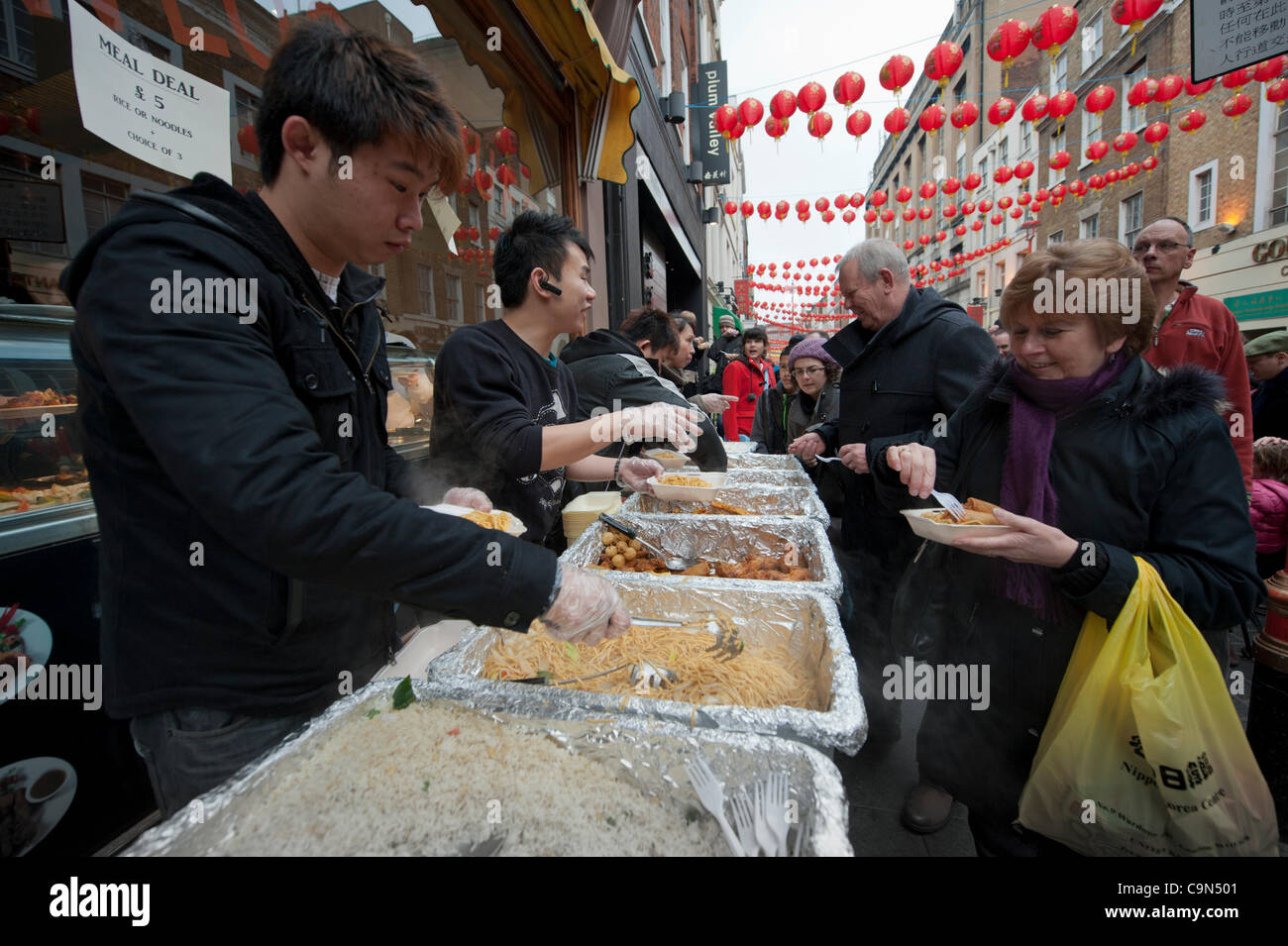Cucina cinese è servita a Gerrard Street nel cuore di China Town London domenica 29 gennaio 2012. Migliaia di persone hanno partecipato l'Anno del Dragone, Capodanno cinese. Foto Stock