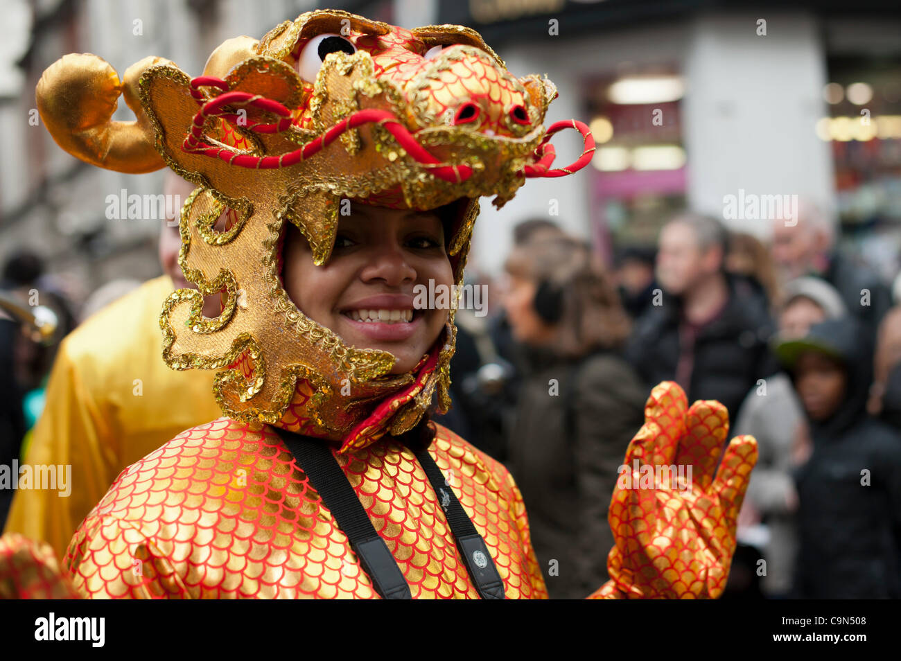 Una bellissima ballerina prende parte alla parata per celebrare l Anno Cinese del drago, domenica 29 gennaio 2012 a China Town, Londra. Migliaia di persone hanno partecipato alla festa di Capodanno in Soho e Trafalgar Square. Foto Stock
